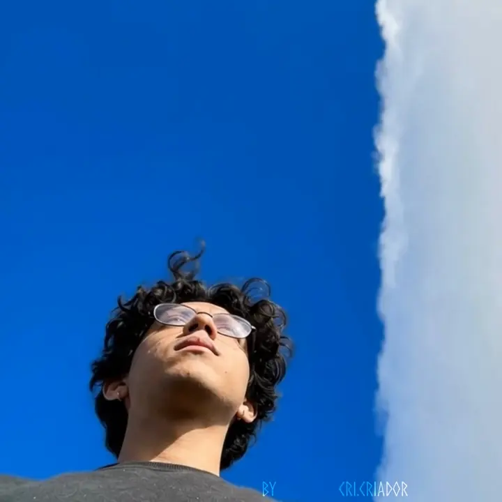 Cris olhando para o céu azul